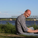 Webdesigner mit Laptop an der Elbe vor Lauenburg