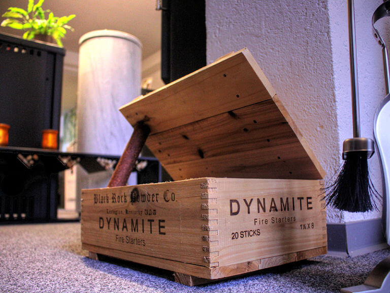 Kaminanzünder im Look von Dynamitstangen