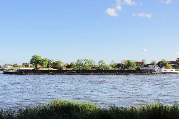 Ein Motorschiff auf der Elbe vor Lauenburg